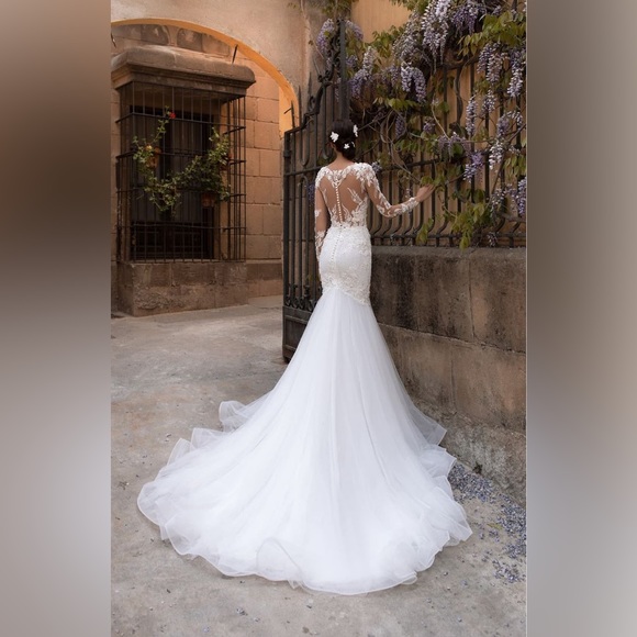 Pronovias Dione wedding dress - Picture 5 of 17